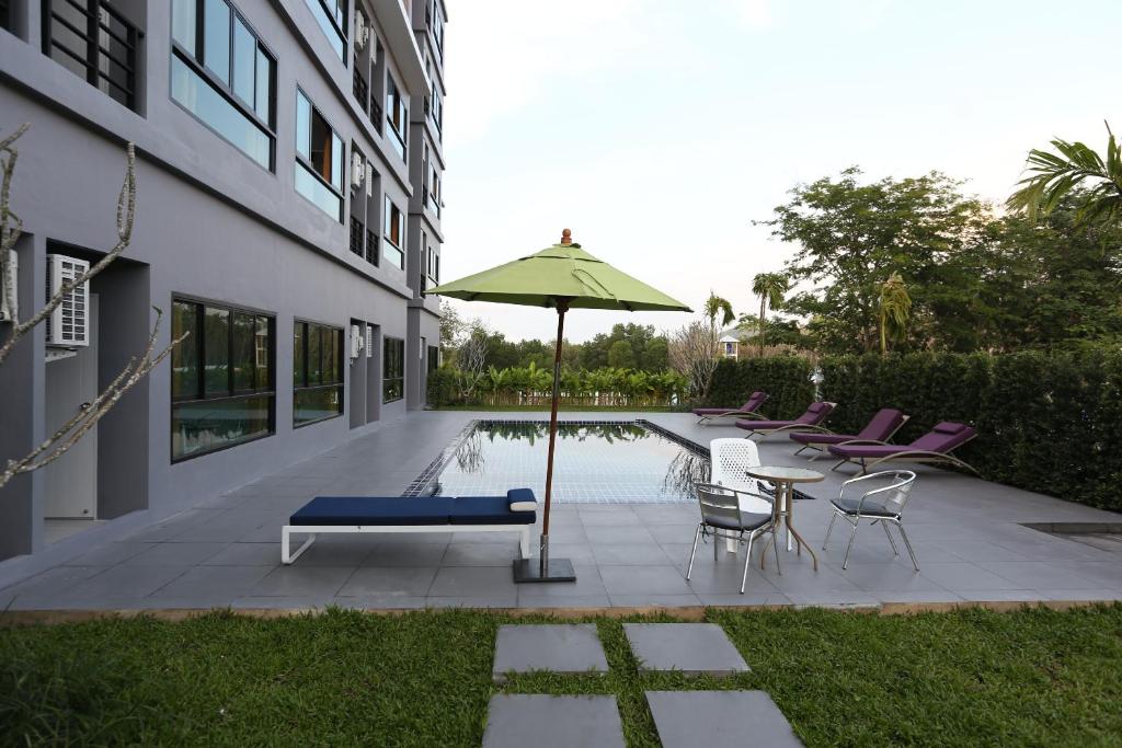 Bazén v ubytování S4 Nai Yang Beach - Near Phuket Airport nebo v jeho okolí