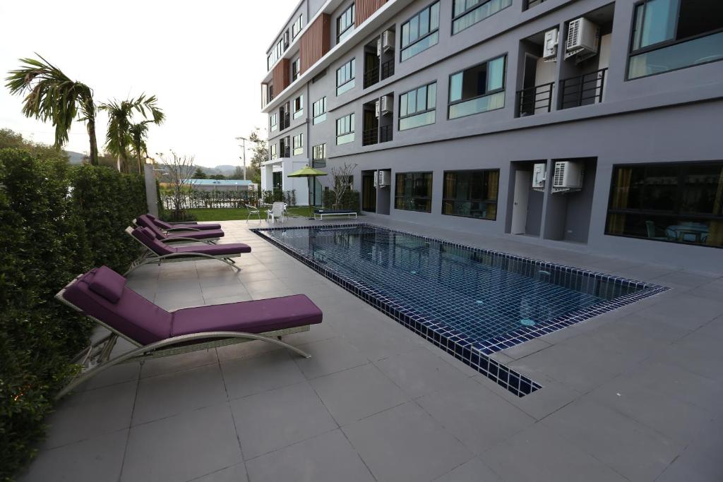 Bazén v ubytování S4 Nai Yang Beach - Near Phuket Airport nebo v jeho okolí