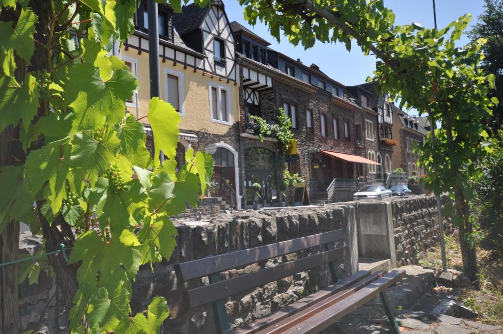 a wooden bench in front of a building at Gästezimmer im Weingut Amlinger&Sohn in Neef