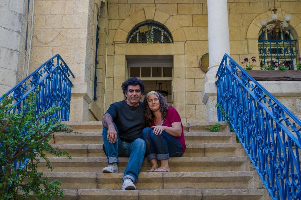 een man en vrouw op de trap van een gebouw bij Jerusalem Garden Home in Jeruzalem