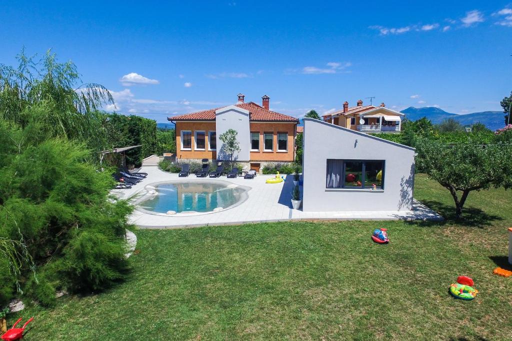 une maison avec une piscine dans une cour dans l'établissement Villa Franka Nedešćina, à Nedeščina