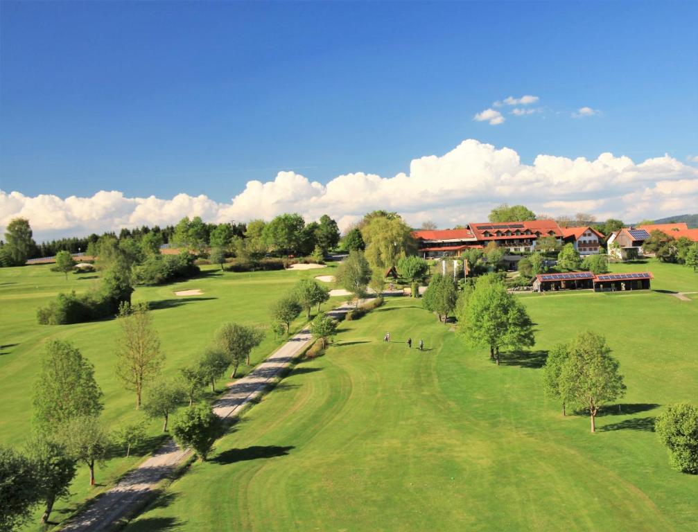 eine Aussicht über den Golfplatz eines Resorts in der Unterkunft ANETSEDER Landhotel & Lofts in Thyrnau
