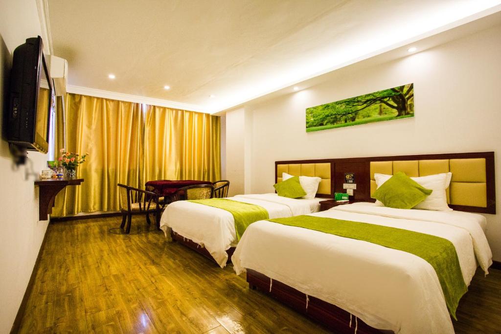 Postel nebo postele na pokoji v ubytování 东玉楼大酒店Zhangjiajie Dong Yu Lou Hotel