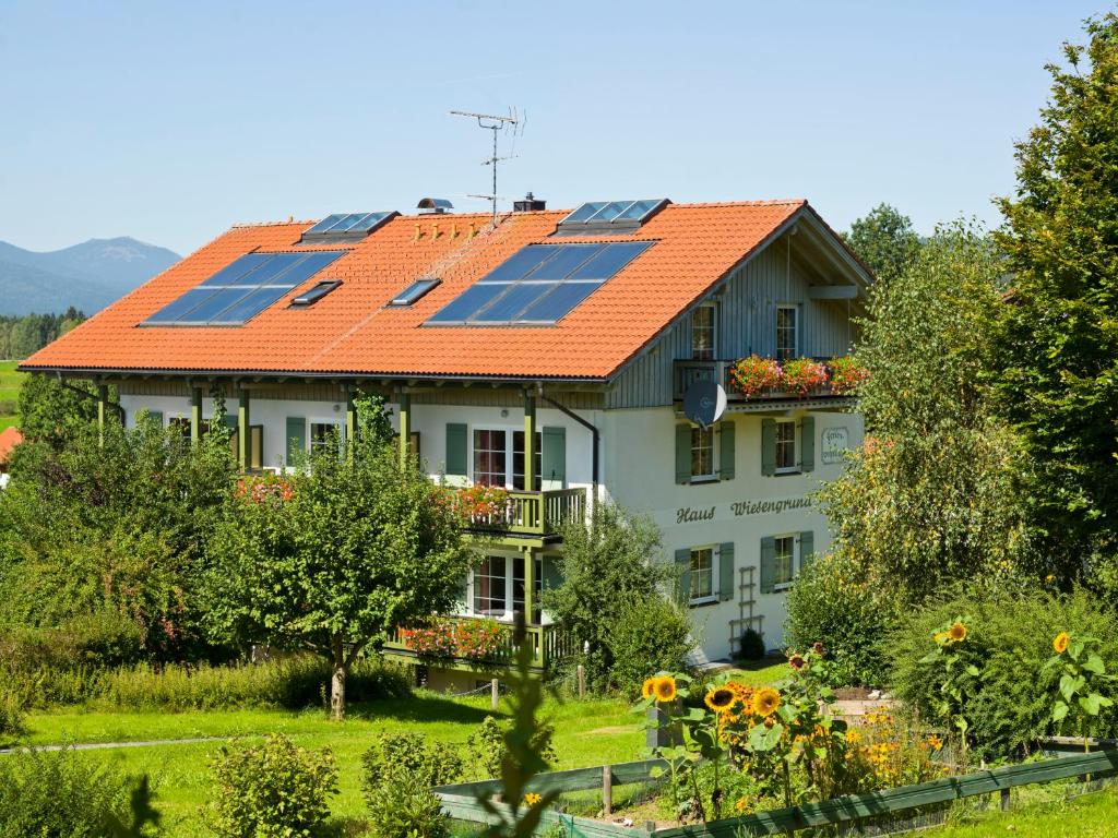 une maison avec des panneaux solaires sur le toit dans l'établissement Haus Wiesengrund, à Frauenau