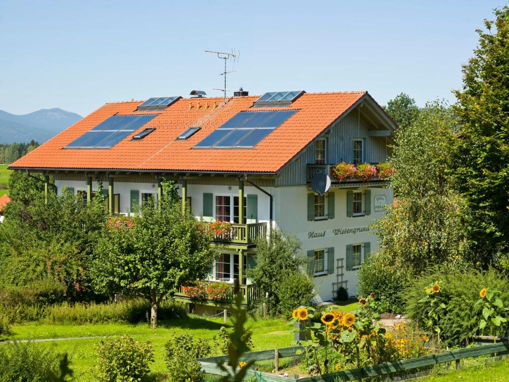 ein Haus mit Sonnenkollektoren auf dem Dach in der Unterkunft Haus Wiesengrund in Frauenau