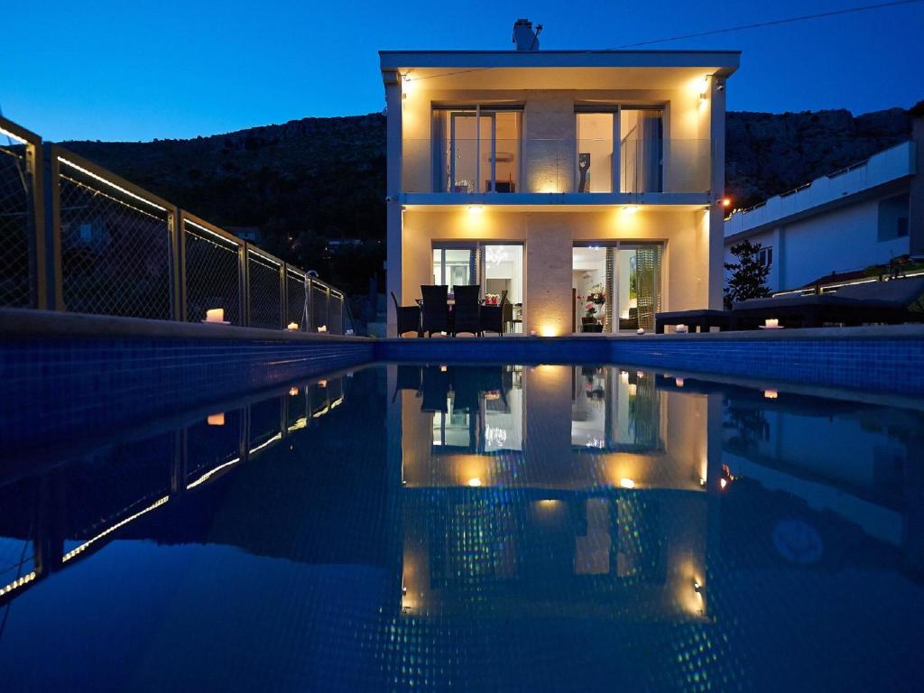 una casa con piscina por la noche en Villa Maranata-5 stars-pool-spa-gym-free parking-privacy, en Jesenice