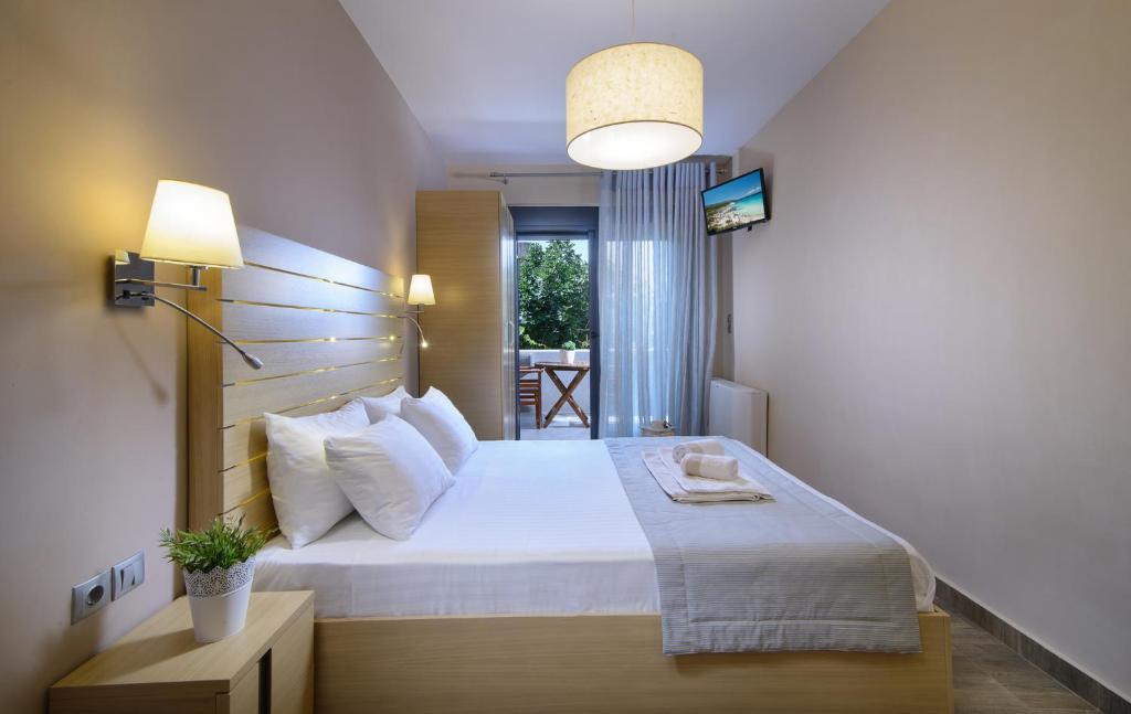 Posteľ alebo postele v izbe v ubytovaní Athos Thea Luxury Rooms