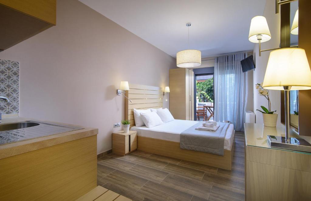 Posteľ alebo postele v izbe v ubytovaní Athos Thea Luxury Rooms