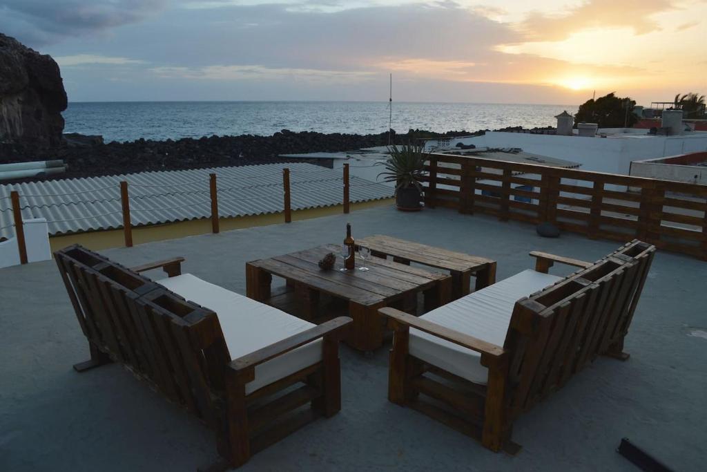 Las ManchasにあるCasa Piteasの木製テーブルと椅子(海を背景に)