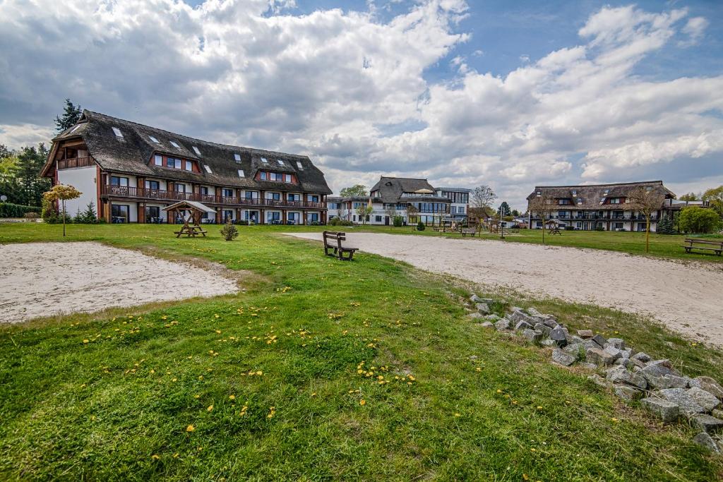 ein großes Gebäude an einem Strand neben einem Park in der Unterkunft HAFFHUS - Hotel & Spa in Ueckermünde