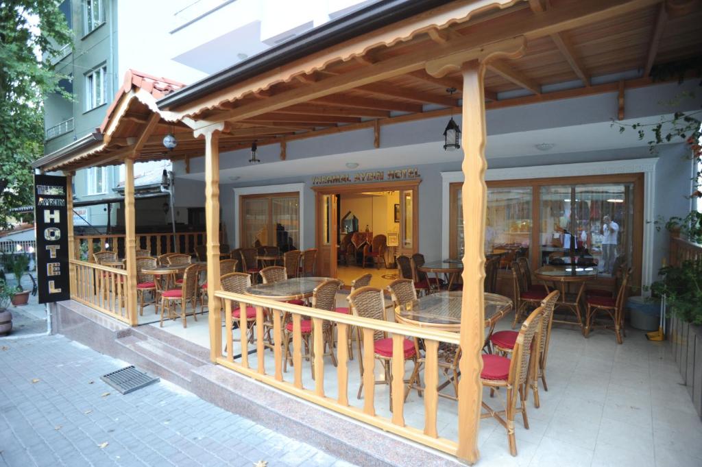 ヤロヴァにあるThermal Aydın Hotelのパティオ(テーブル、椅子付)