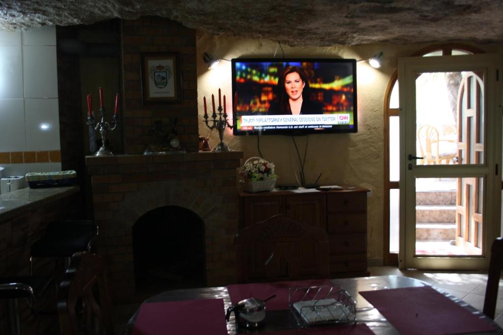TV a/nebo společenská místnost v ubytování Cueva Sasha