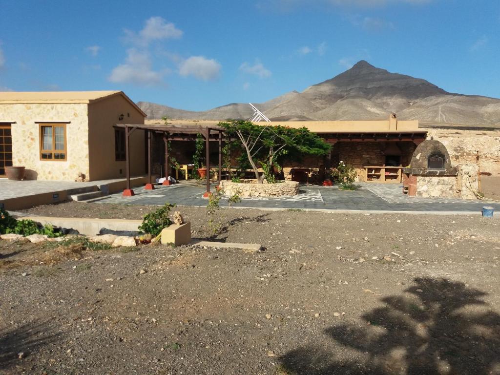 un edificio con una montaña en el fondo en Villa La Vista de Tefia, en Tefía