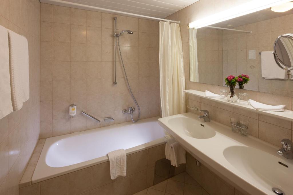 Koupelna v ubytování Hotel Büntali