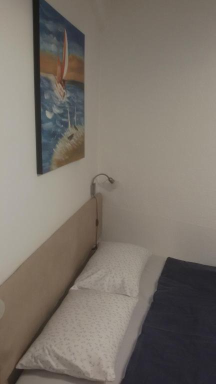 1 cama en una habitación con un cuadro en la pared en Room Mate Split, en Split