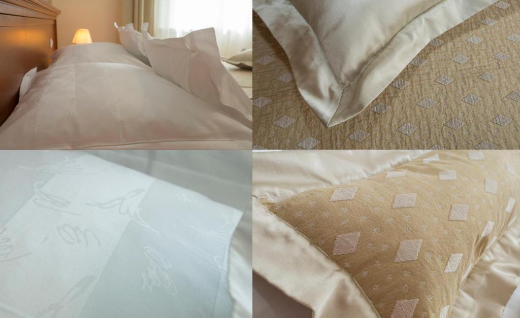 Postel nebo postele na pokoji v ubytování Royal Suites