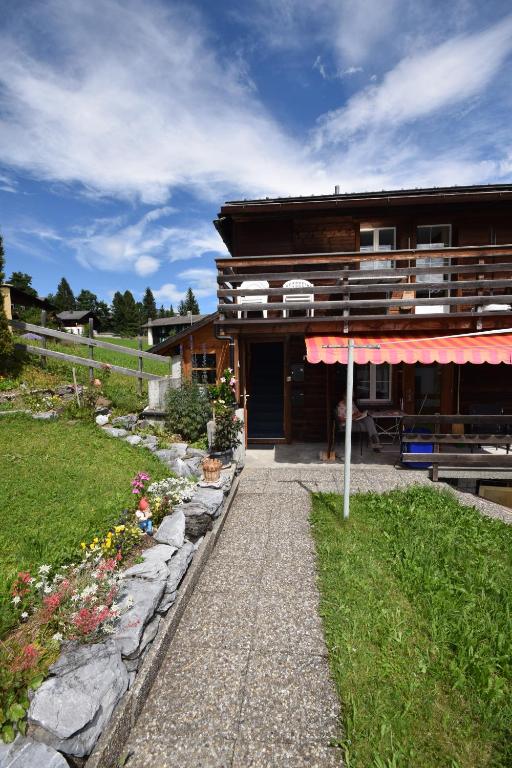 Um jardim no exterior de Chalet Bim Chilchli