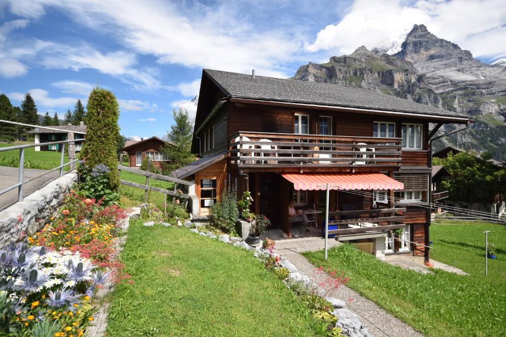 uma casa nas montanhas com um jardim em Chalet Bim Chilchli em Mürren