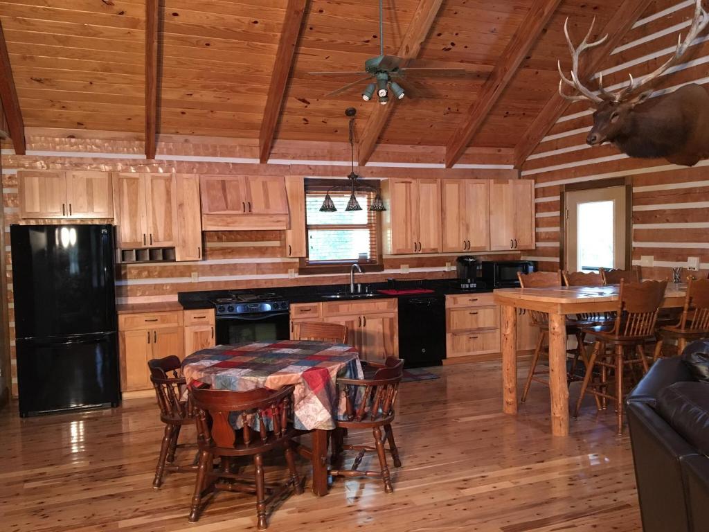 Η κουζίνα ή μικρή κουζίνα στο Log Home Guest House