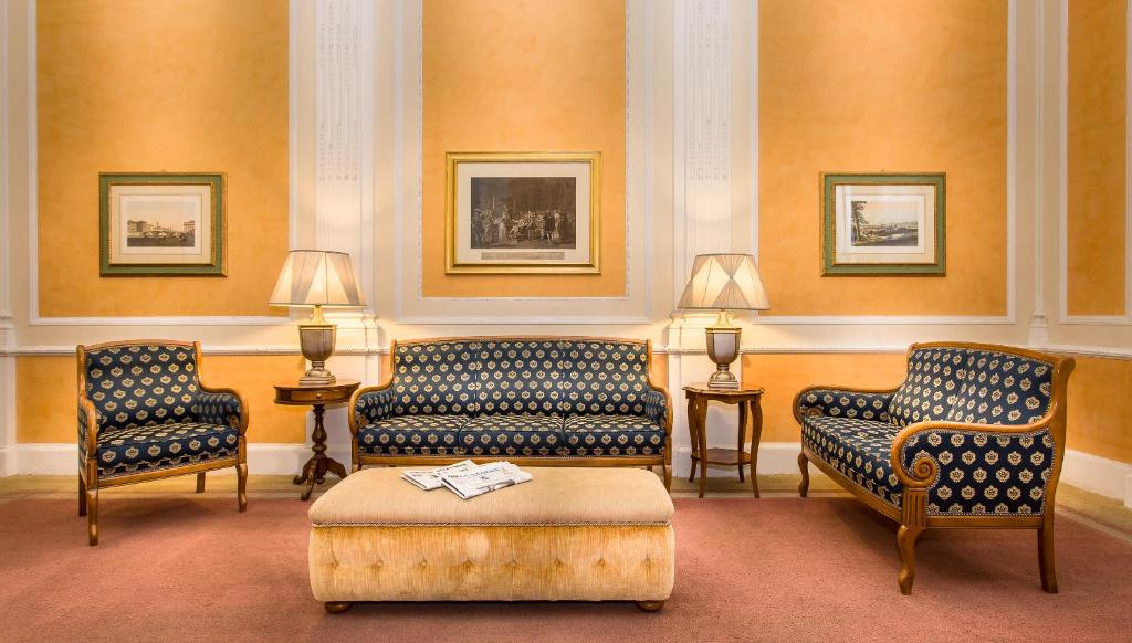 A seating area at Hotel La Fortezza