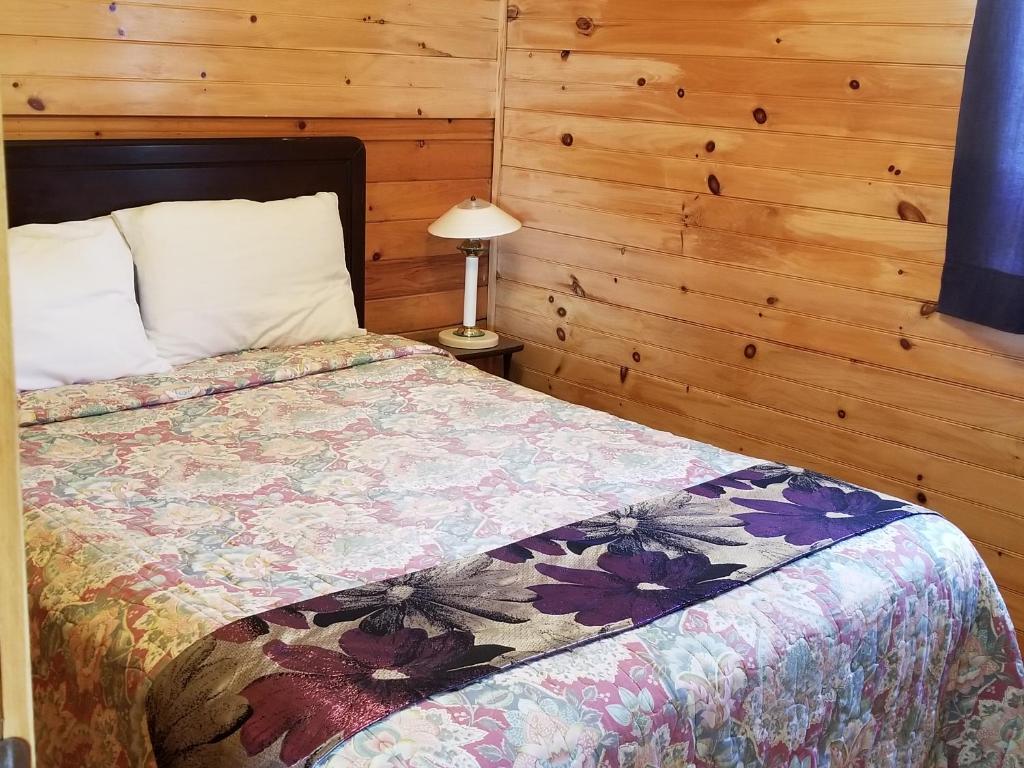 Postel nebo postele na pokoji v ubytování Blue Spruces Cottages