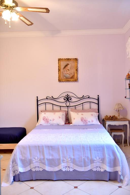 Łóżko lub łóżka w pokoju w obiekcie B&B Villa Anastasia Club
