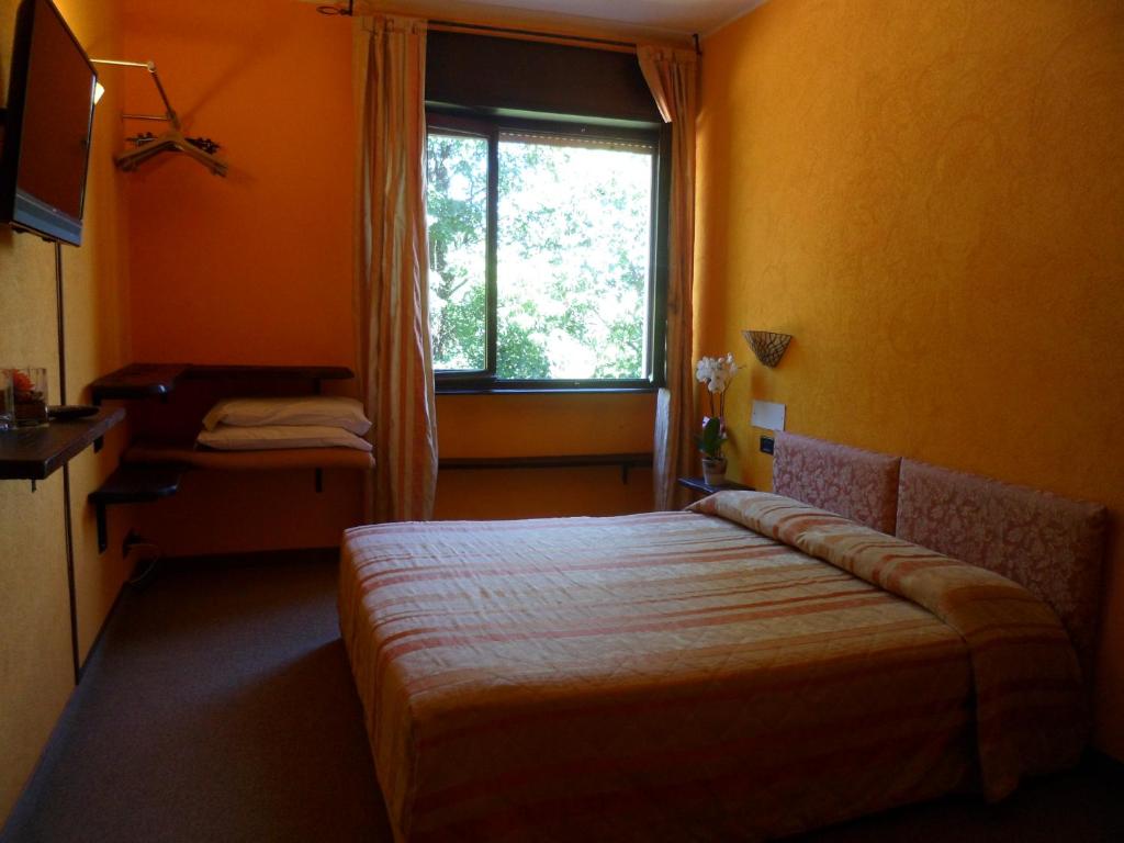Postel nebo postele na pokoji v ubytování Hotel Panoramico SPA lago d'Orta