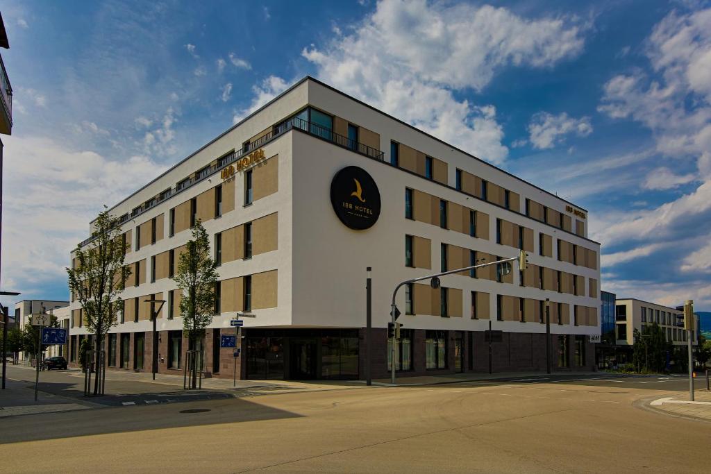 un edificio con un reloj al costado. en IBB Hotel Ingelheim, en Ingelheim am Rhein