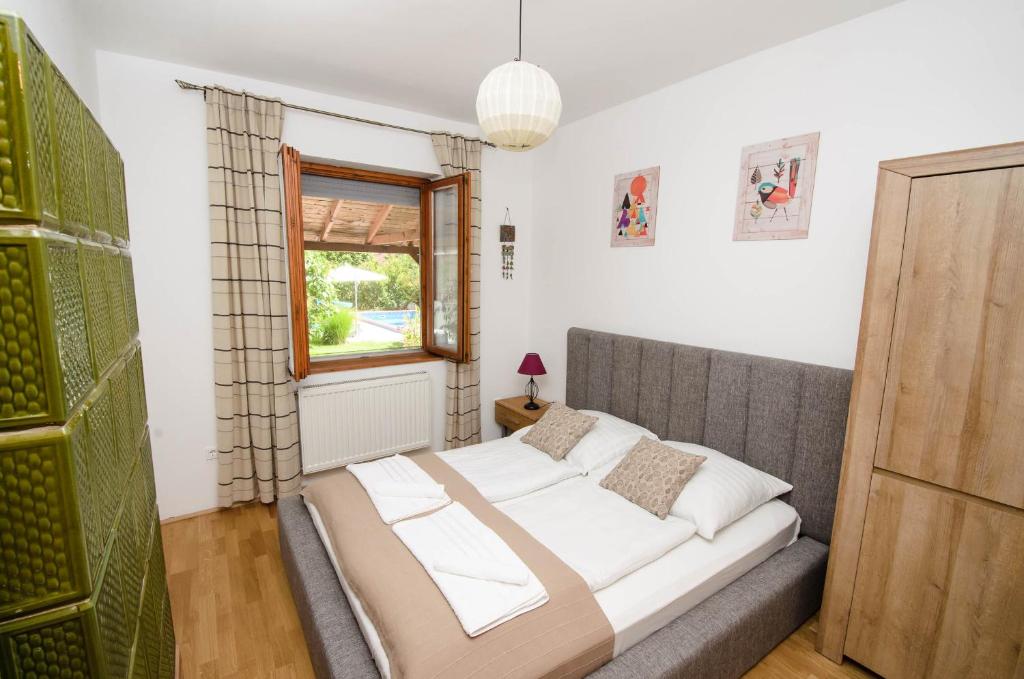 sypialnia z łóżkiem i oknem w obiekcie Casa Lavanda w Alsóörs