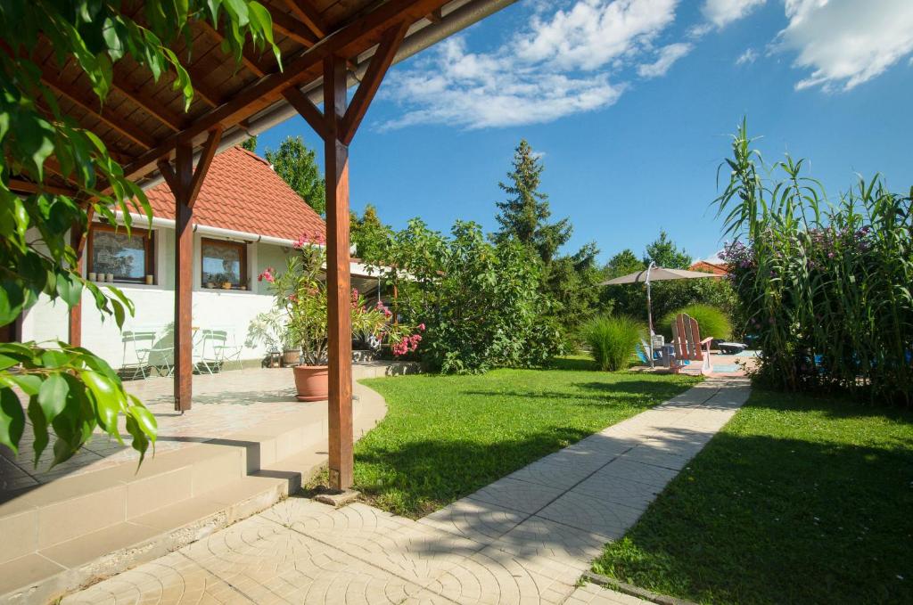 dom z patio i trawnikiem w obiekcie Casa Lavanda w Alsóörs