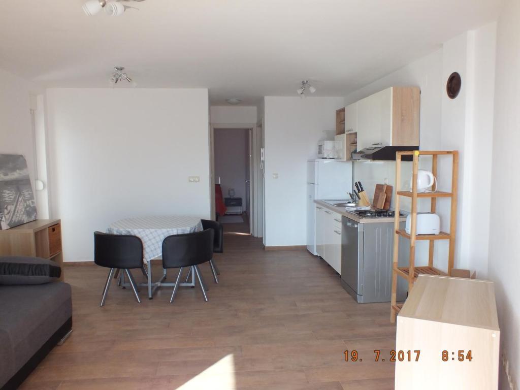 Kuchyň nebo kuchyňský kout v ubytování Apartments More