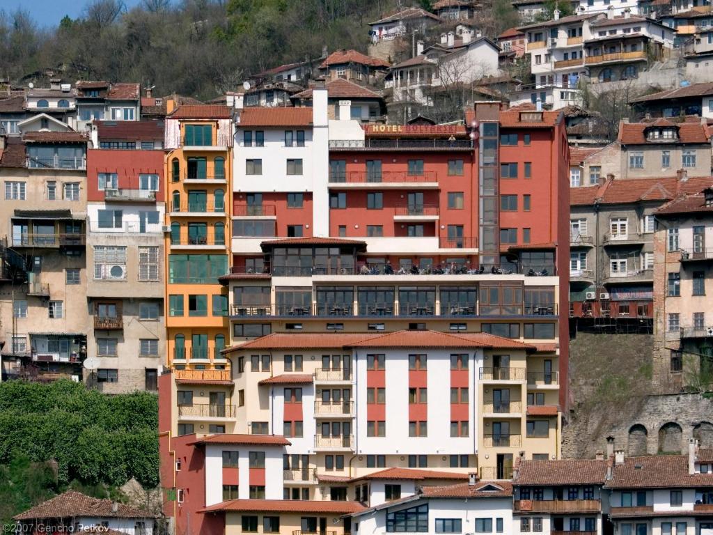 um grupo de edifícios numa colina com em Meridian Hotel Bolyarski em Veliko Tŭrnovo