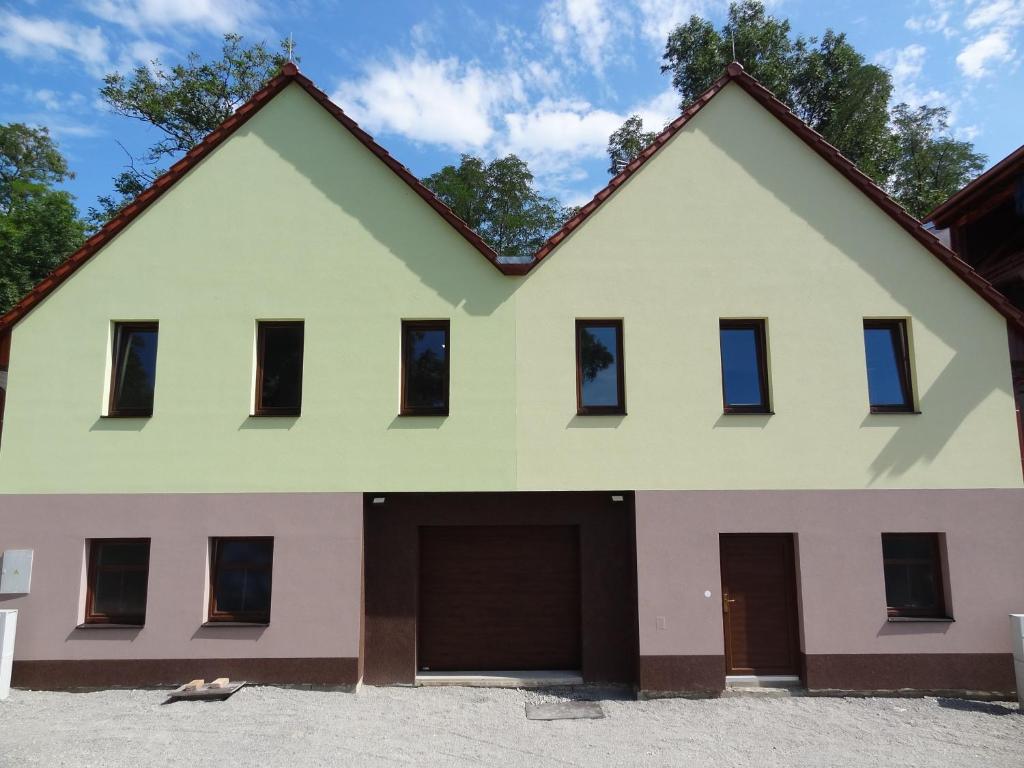 una grande casa bianca con garage di Apartmány Starovice a Starovice