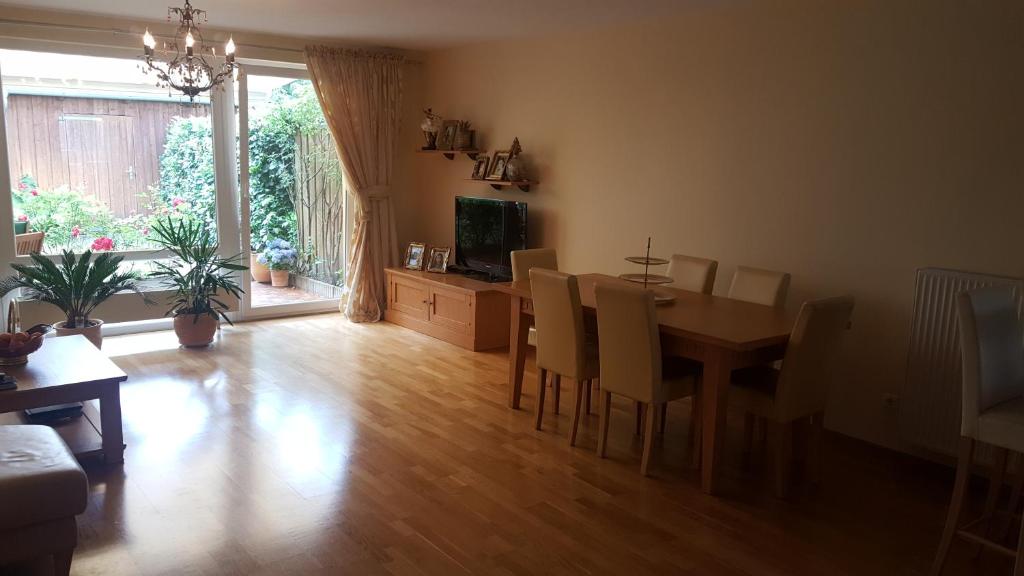 a living room with a dining room table with chairs at Exklusives Haus mit Garten in Hannover