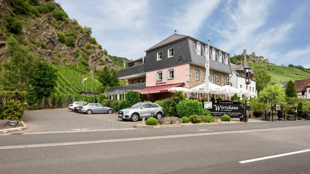 un bâtiment avec des voitures garées dans un parking dans l'établissement Landhaus Zimmermann, à Alken