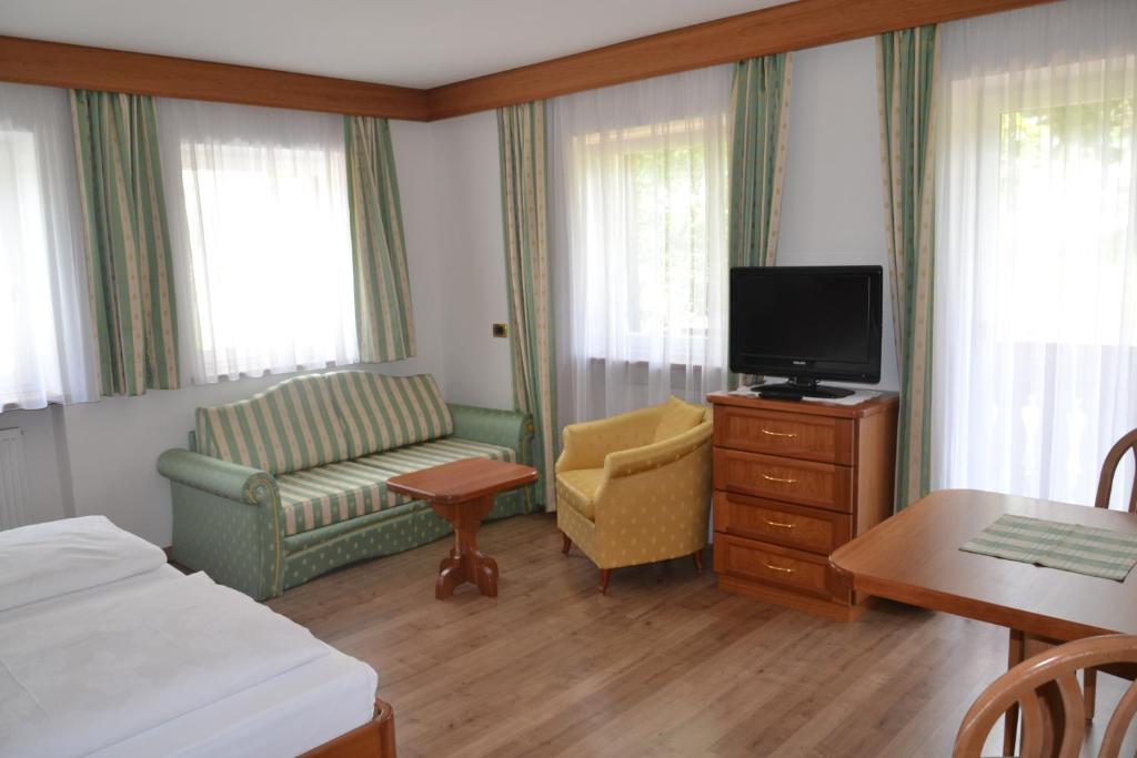 TV a/nebo společenská místnost v ubytování Hotel Scoiattolo