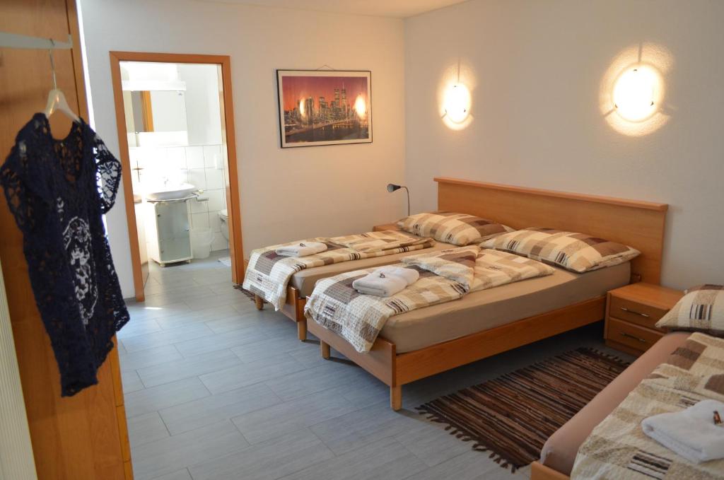 Una cama o camas en una habitación de Don Camillo Gästehaus