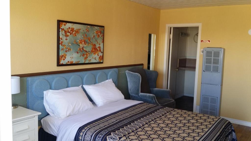 Postel nebo postele na pokoji v ubytování Century II Motel
