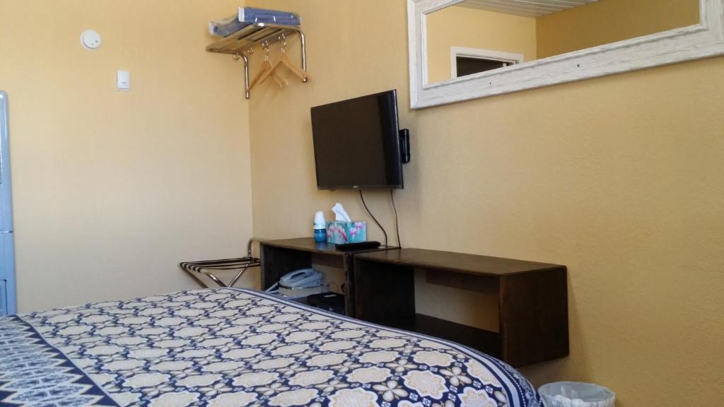 TV a/nebo společenská místnost v ubytování Century II Motel