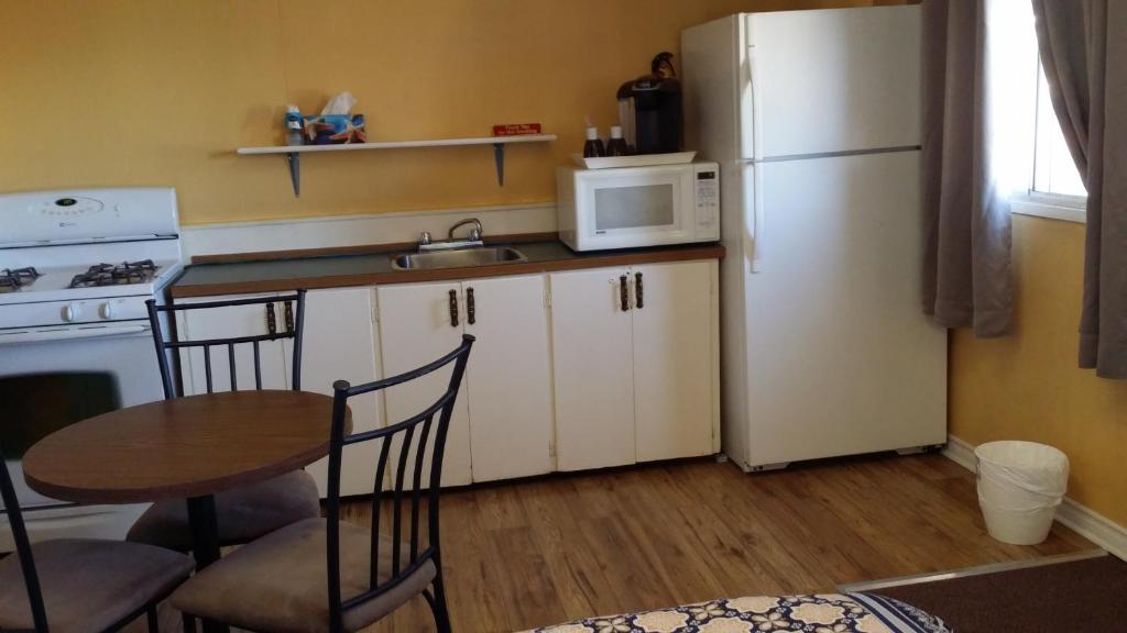 Kuchyň nebo kuchyňský kout v ubytování Century II Motel