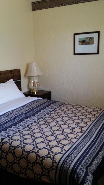 Postel nebo postele na pokoji v ubytování Century II Motel