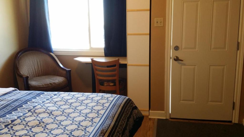 Postel nebo postele na pokoji v ubytování Century II Motel