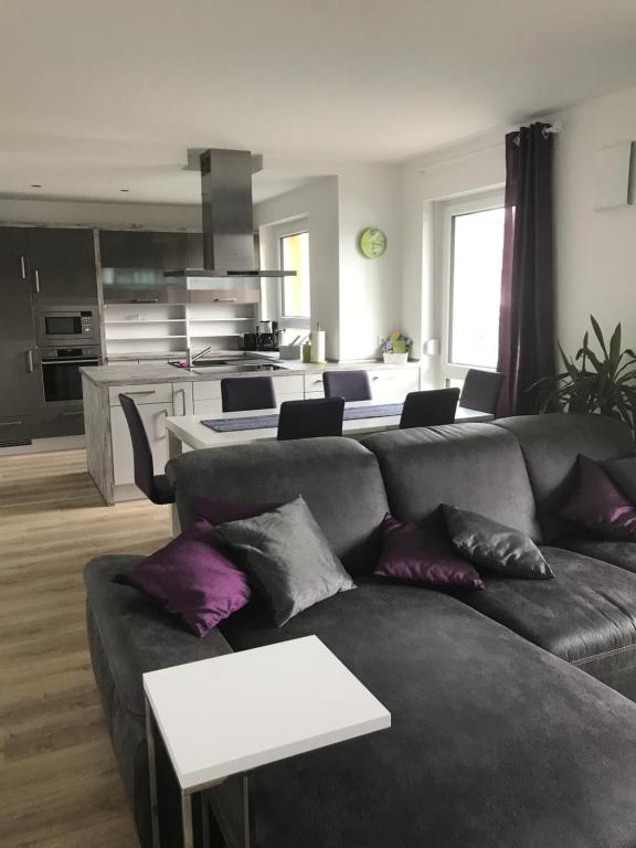 a living room with a couch and a kitchen at Kornspeicher in Nörten-Hardenberg