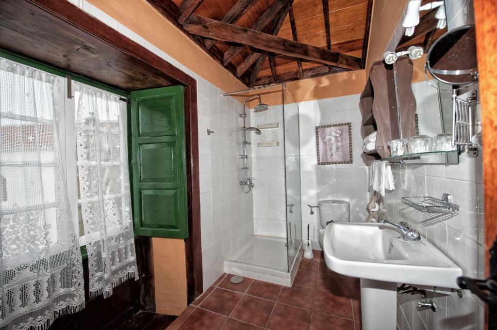 Koupelna v ubytování Hotel Rural Senderos de Abona