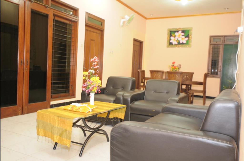 日惹的住宿－快樂之家度假屋，带沙发和桌子的客厅
