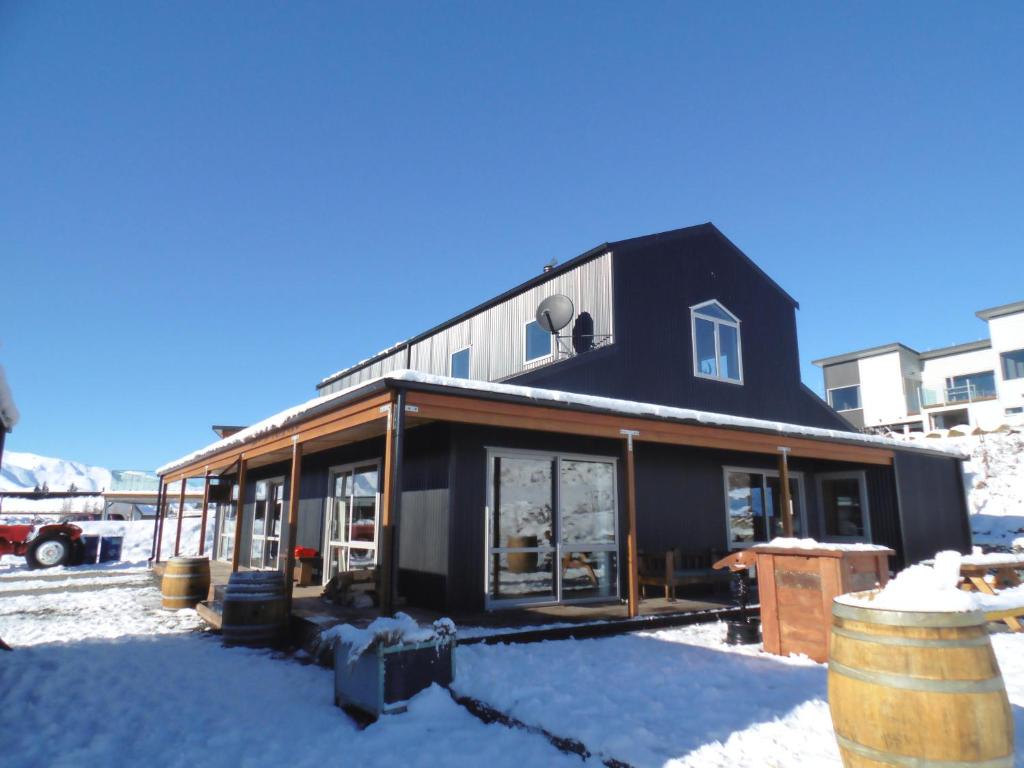 uma casa está a ser construída na neve em Tractor Shed em Lake Tekapo