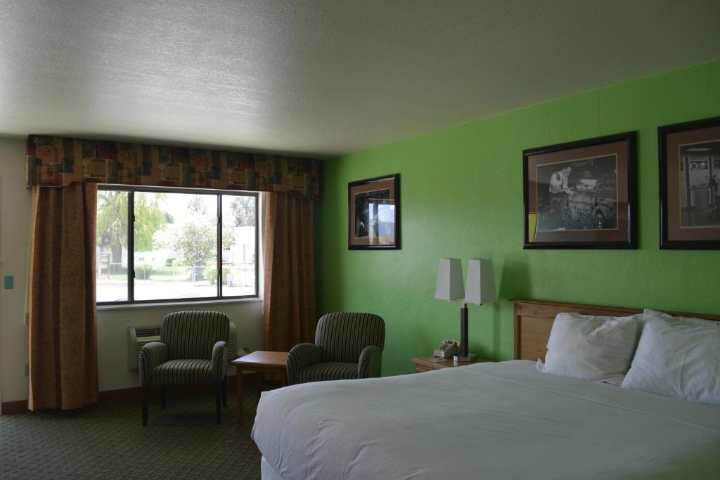 a hotel room with a bed and a window at Retro Inn at Mesa Verde in Cortez