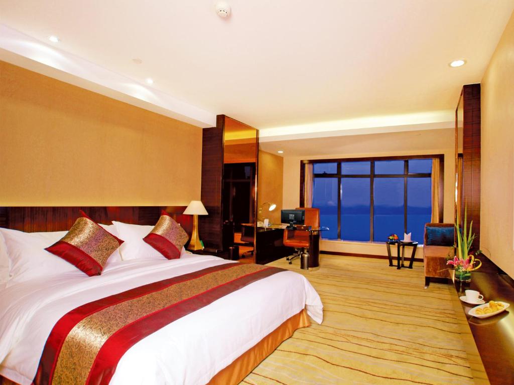 Postel nebo postele na pokoji v ubytování WuHu XingBai JinLing Hotel