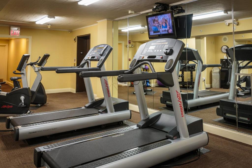 Fitness centrum a/nebo fitness zařízení v ubytování The Olde Mill Inn Basking Ridge