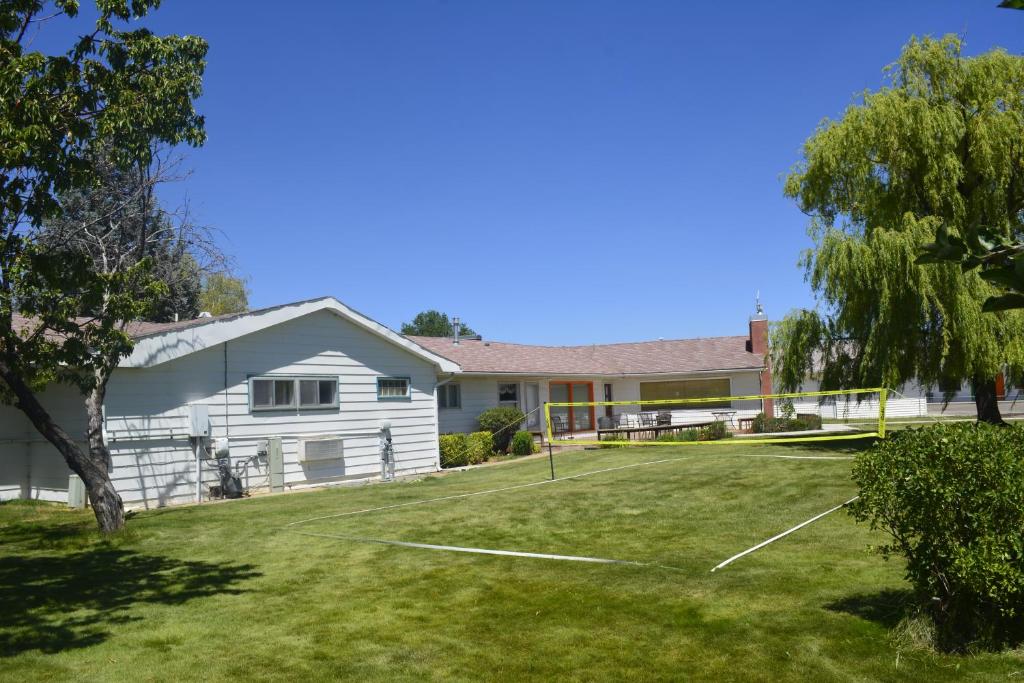 a tennis court in front of a house at Retro Inn at Mesa Verde in Cortez